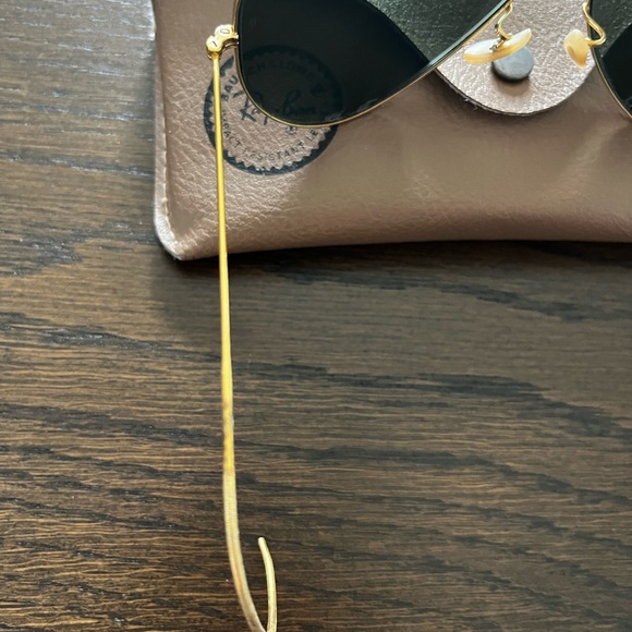 Vintage Ray-Ban Aviator Unisex Sunglasses - Picture 3 of 6